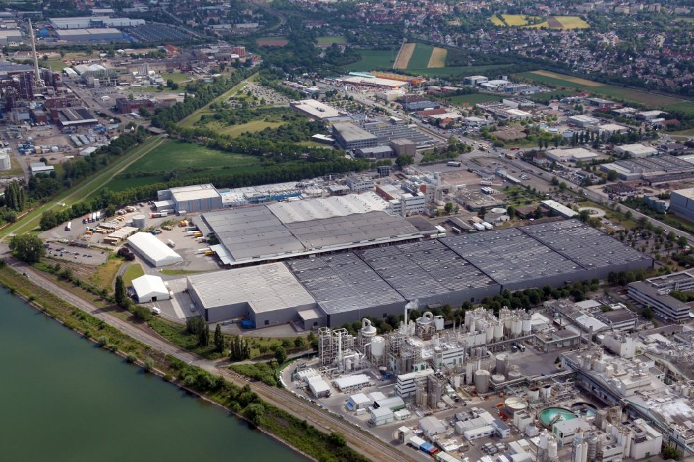 Worms from the bird's eye view: Building and production halls on the premises of the chemical manufacturers Grace GmbH & Co KG in Worms in the state Rhineland-Palatinate, Germany