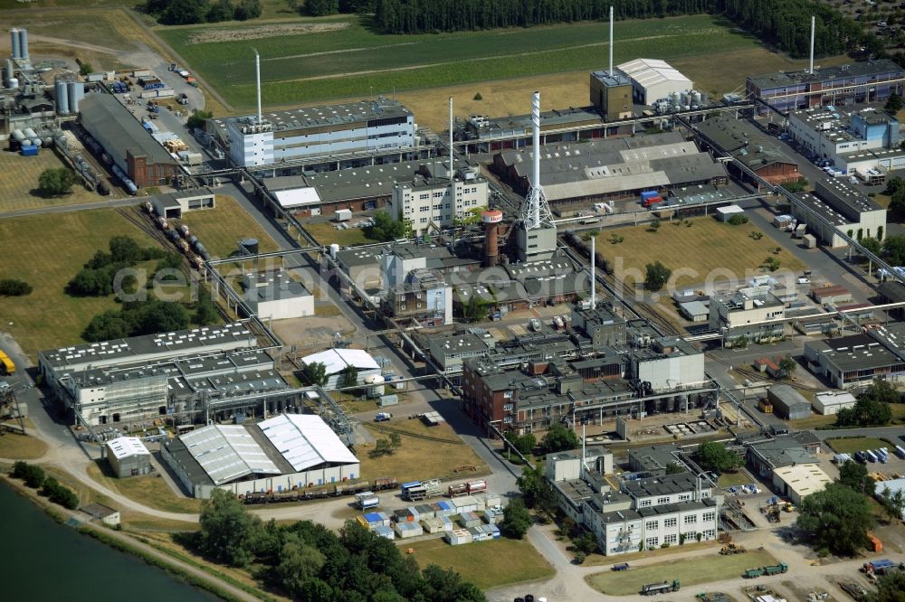 Aerial photograph Seelze - Building and production halls on the premises of the chemical manufacturers Honeywell Specialty Chemicals Seelze GmbH in Seelze in the state Lower Saxony