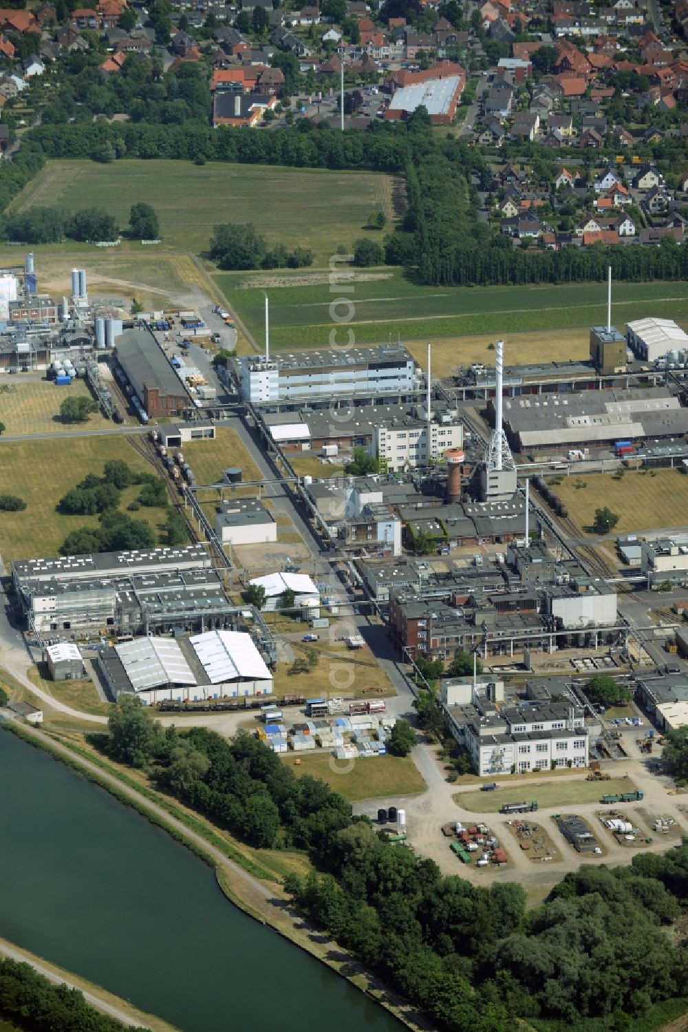Seelze from above - Building and production halls on the premises of the chemical manufacturers Honeywell Specialty Chemicals Seelze GmbH in Seelze in the state Lower Saxony