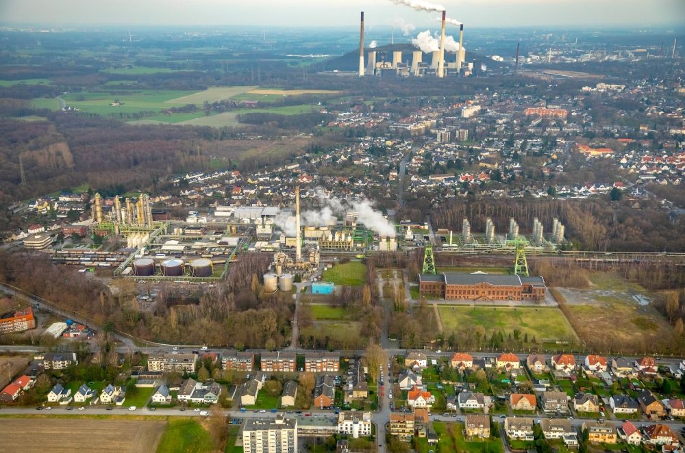 Gladbeck from the bird's eye view: Building and production halls on the premises of the chemical manufacturers Ineos Phenol GmbH in the district Zweckel in Gladbeck at Ruhrgebiet in the state North Rhine-Westphalia