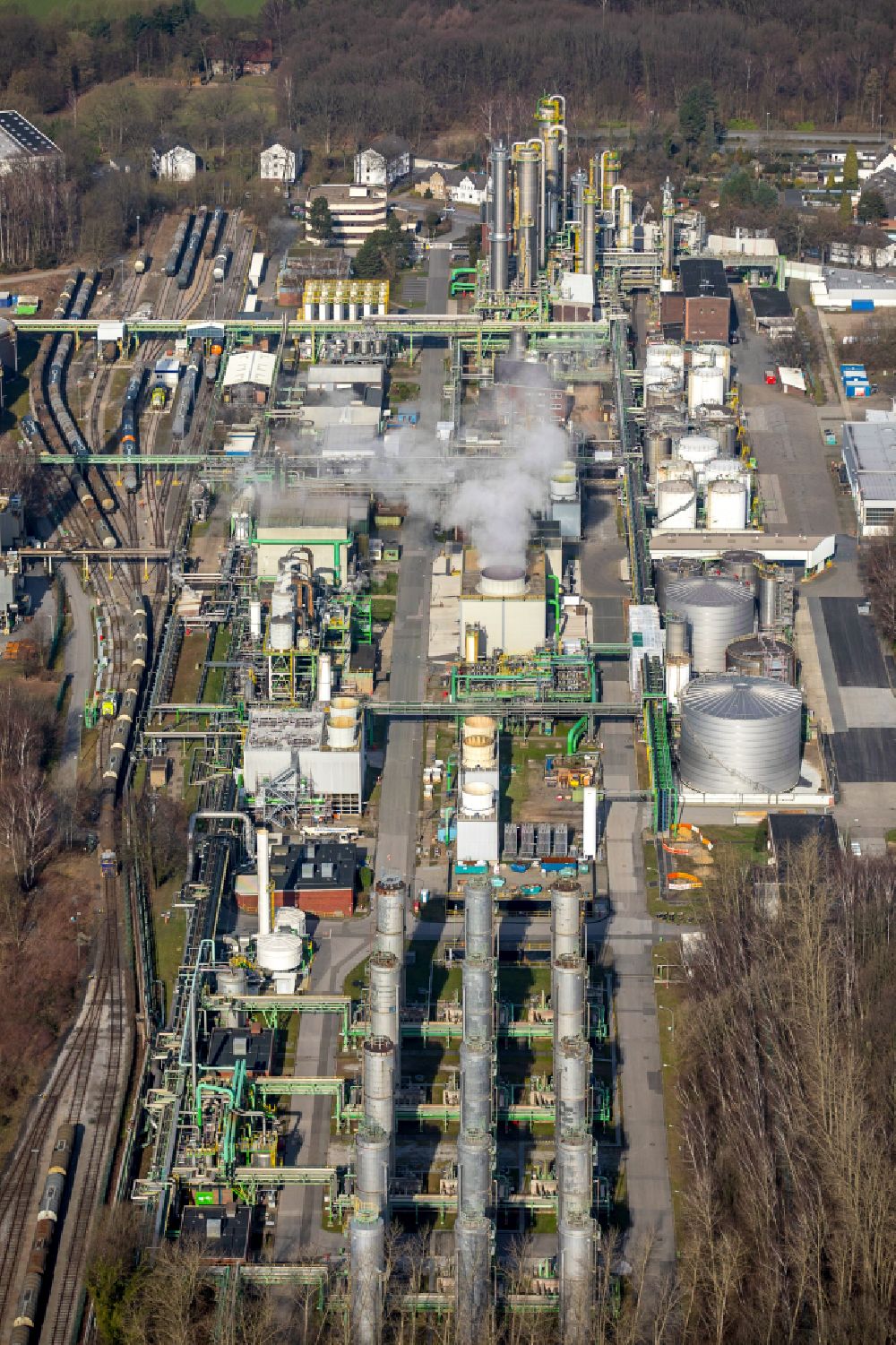 Aerial photograph Gladbeck - Building and production halls on the premises of the chemical manufacturers Ineos Phenol GmbH on street Arenbergstrasse in the district Zweckel in Gladbeck at Ruhrgebiet in the state North Rhine-Westphalia, Germany