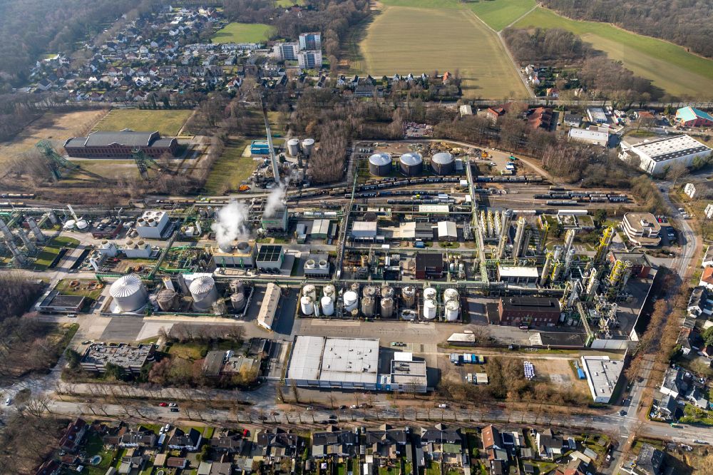 Aerial photograph Gladbeck - Building and production halls on the premises of the chemical manufacturers Ineos Phenol GmbH on street Arenbergstrasse in the district Zweckel in Gladbeck at Ruhrgebiet in the state North Rhine-Westphalia, Germany
