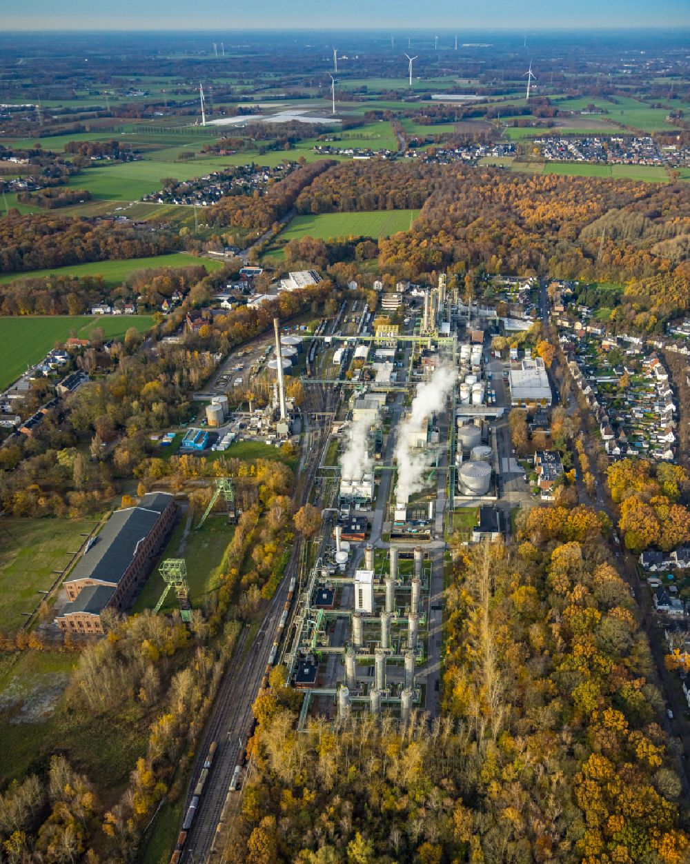 Gladbeck from the bird's eye view: Building and production halls on the premises of the chemical manufacturers Ineos Phenol GmbH on street Arenbergstrasse in the district Zweckel in Gladbeck at Ruhrgebiet in the state North Rhine-Westphalia, Germany