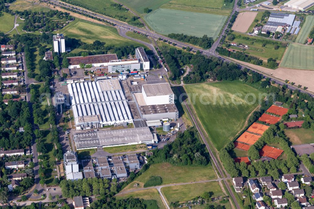 Aerial photograph Karlsruhe - Building and production halls on the premises of the chemical manufacturers L'OREAL Produktion Deutschland GmbH & Co. KG in Karlsruhe in the state Baden-Wurttemberg, Germany