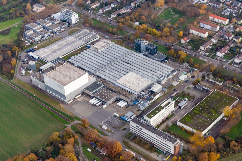 Aerial photograph Karlsruhe - Building and production halls on the premises of the chemical manufacturers L'OREAL Produktion Deutschland GmbH & Co. KG in Karlsruhe in the state Baden-Wurttemberg, Germany