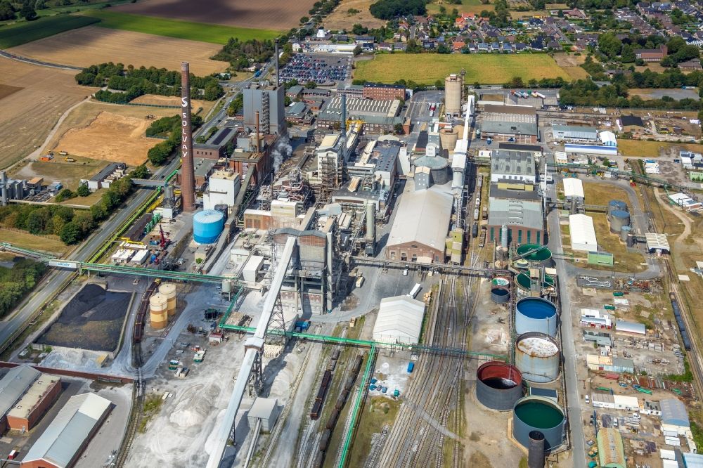 Rheinberg from above - Building and production halls on the premises of the chemical manufacturers of Solvay Chemicals GmbH on Xantener Str in the district Ossenberg in Rheinberg in the state North Rhine-Westphalia, Germany
