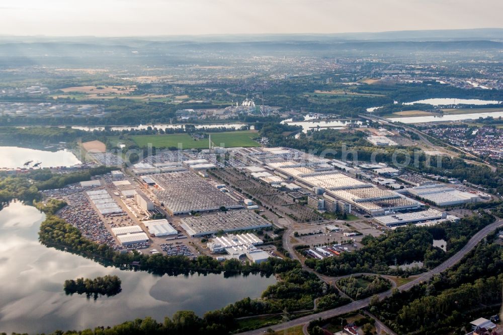 Aerial photograph Wörth am Rhein - Building and production halls on the premises of Daimler Automobilwerk Woerth in Woerth am Rhein in the state Rhineland-Palatinate, Germany