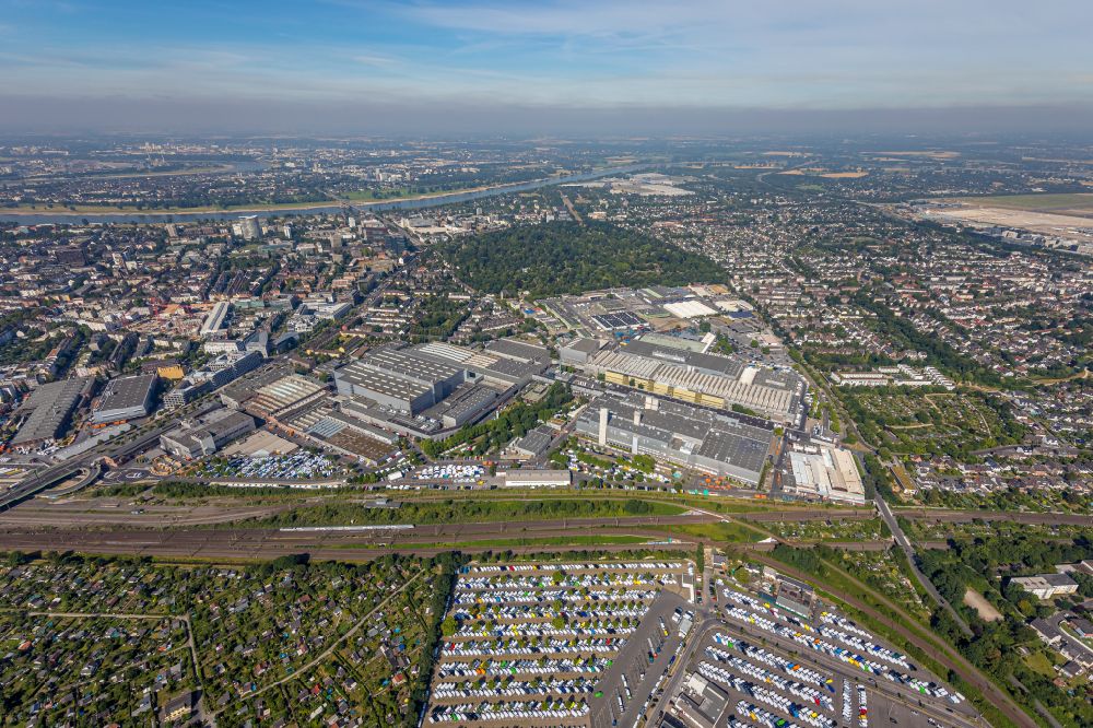 Düsseldorf from above - Building and production halls on the premises of Daimler AG on Rather Strasse in Duesseldorf in the state North Rhine-Westphalia, Germany