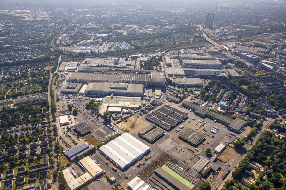Düsseldorf from the bird's eye view: Building and production halls on the premises of Daimler AG on Rather Strasse in Duesseldorf in the state North Rhine-Westphalia, Germany