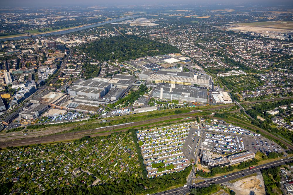 Aerial photograph Düsseldorf - Building and production halls on the premises of Daimler AG on Rather Strasse in Duesseldorf in the state North Rhine-Westphalia, Germany