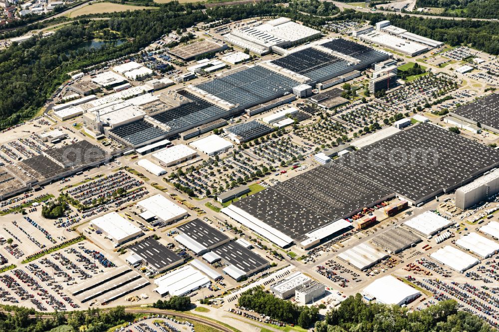 Aerial photograph Wörth am Rhein - Building and production halls on the premises of Daimler Truck AG - Mercedes-Benz in the district Automobilwerk Woerth in Woerth am Rhein in the state Rhineland-Palatinate, Germany