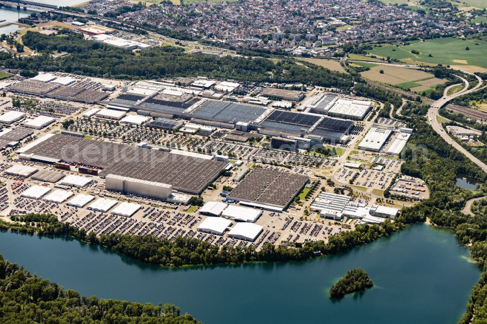 Aerial image Wörth am Rhein - Building and production halls on the premises of Daimler Truck AG - Mercedes-Benz in the district Automobilwerk Woerth in Woerth am Rhein in the state Rhineland-Palatinate, Germany