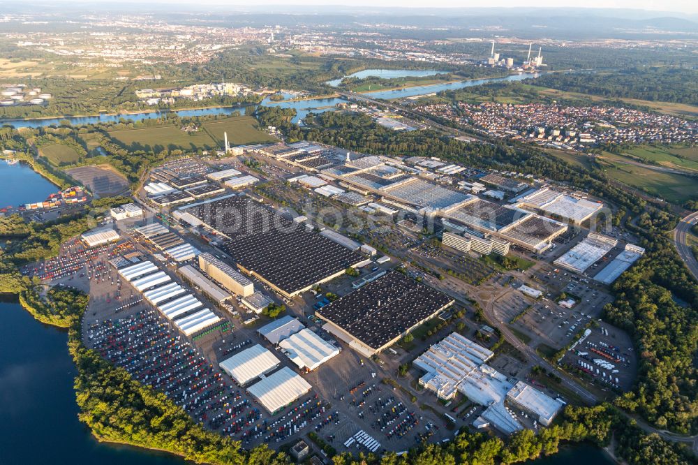 Aerial photograph Wörth am Rhein - Building and production halls on the premises of Daimler Truck AG - Mercedes-Benz in the district Automobilwerk Woerth in Woerth am Rhein in the state Rhineland-Palatinate, Germany