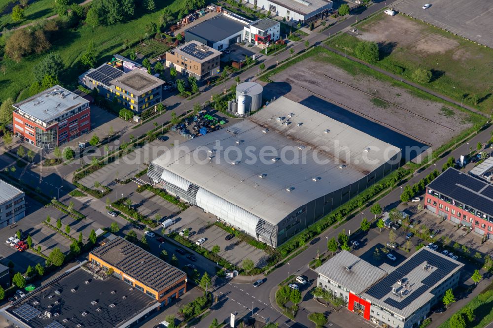 Aerial photograph Landau in der Pfalz - Building and production halls on the premises of Eberspaecher Controls Landau GmbH & Co. KG in the district Queichheim in Landau in der Pfalz in the state Rhineland-Palatinate, Germany