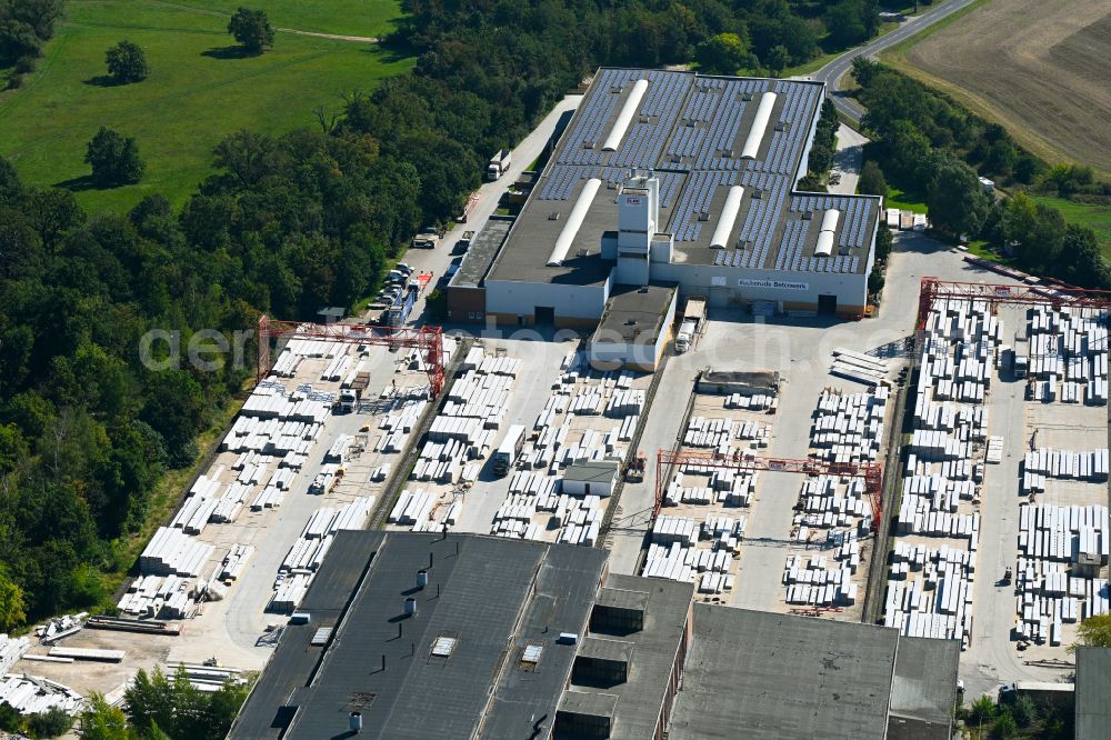 Aerial photograph Vockerode - Building and production halls on the premises ELBE delcon Spannbetondecken Vertriebs GmbH on street Griesener Strasse in Vockerode in the state Saxony-Anhalt, Germany