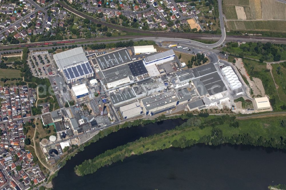 Aerial image Mainz-Kostheim - Building and production halls on the premises of Essity Operations Mainz-Kostheim GmbH on Kommerzienrat-Disch-Bruecke in Mainz-Kostheim in the state Hesse, Germany