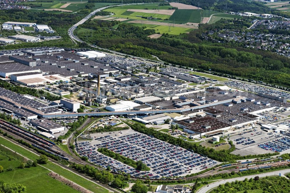 Saarlouis from the bird's eye view: Building and production halls on the premises of Ford factorye on Henry-Ford-Strasse in the district Roden in Saarlouis in the state Saarland, Germany