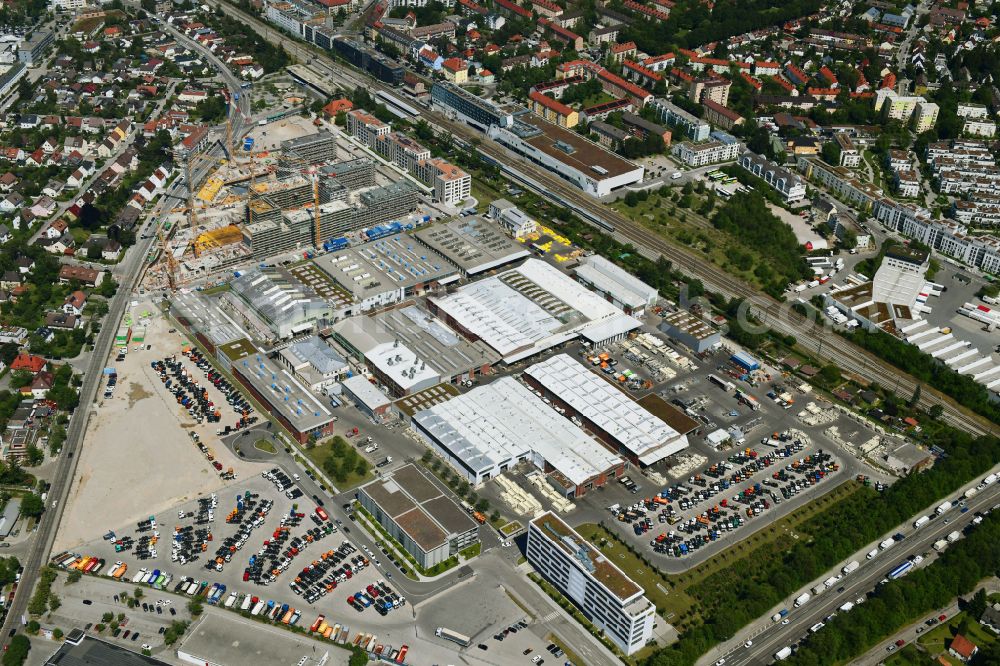 Aerial photograph München - Building and production halls on the premises of Franz Xaver Meiller Fahrzeug- and Maschinenfabrik - GmbH & Co KG on Ambossstrasse on street Ambossstrasse in the district Moosach in Munich in the state Bavaria, Germany