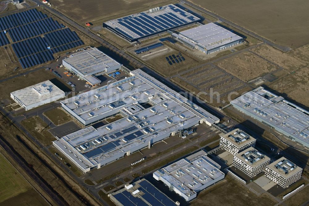 Aerial photograph Bitterfeld-Wolfen - Building and production halls on the premises of Hanwha Q CELLS GmbH on Sonnenallee in the district Thalheim in Bitterfeld-Wolfen in the state Saxony-Anhalt, Germany
