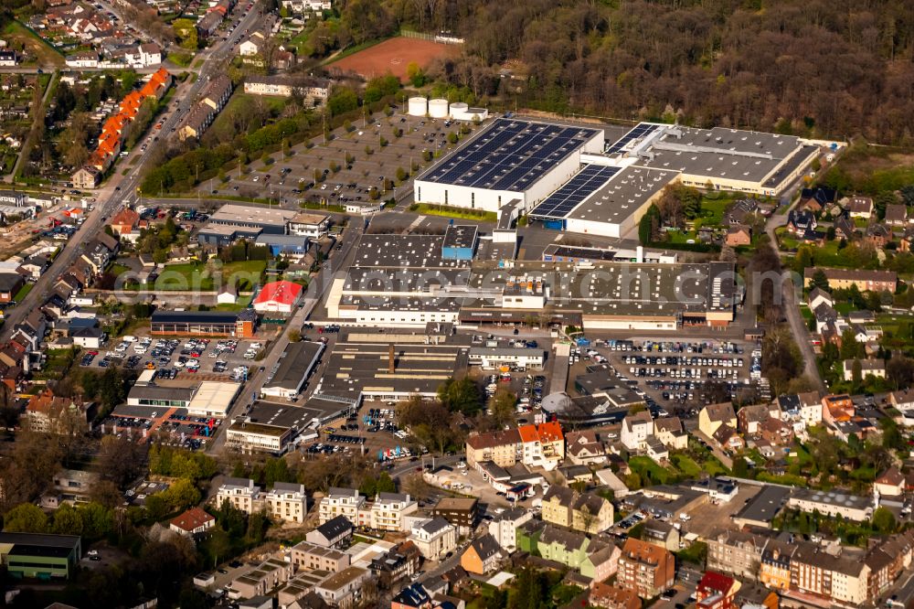 Recklinghausen from the bird's eye view: Building and production halls on the premises HELLA GmbH & Co. KGaA factory 5 on street Berghaeuser Strasse in Recklinghausen at Ruhrgebiet in the state North Rhine-Westphalia, Germany