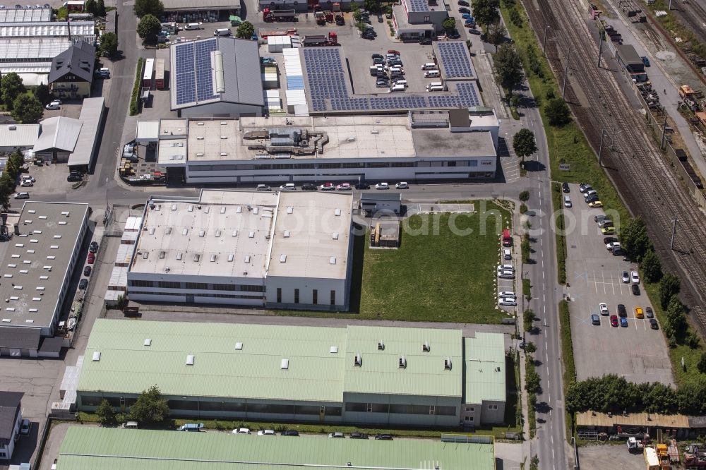 Villach from the bird's eye view: Building and production halls on the premises of Henelit Lackfabrik GmbH on Seebacher Allee in Villach in Kaernten, Austria