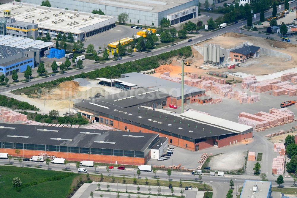 Aerial image Gersthofen - Building and production halls on the premises of Hoerl & Hartmann Ziegeltechnik GmbH & Co. KG on Ziegeleistrasse in Gersthofen in the state Bavaria, Germany