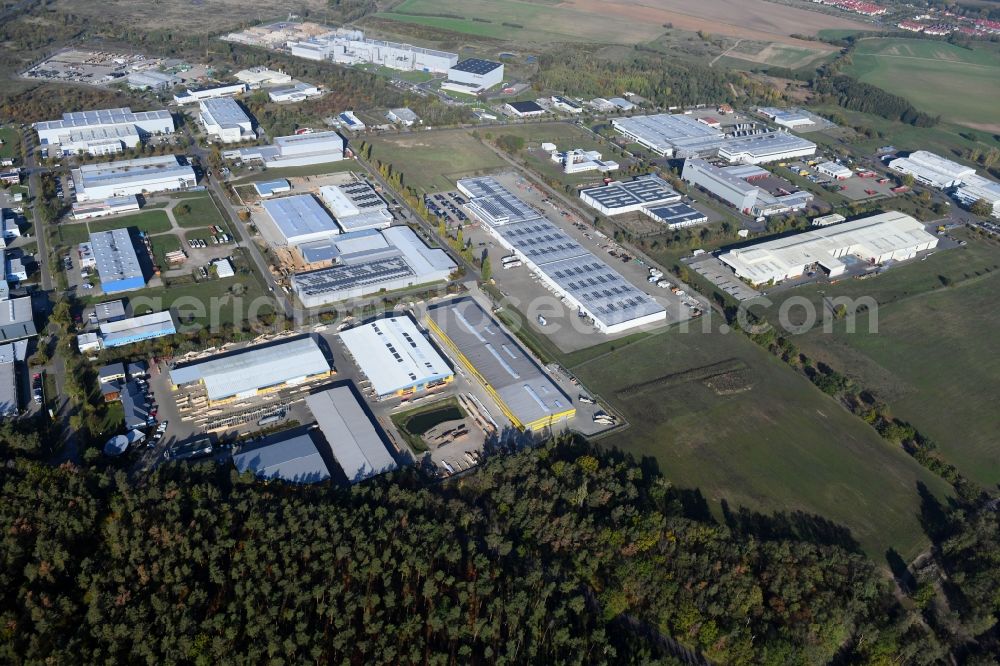 Burg from the bird's eye view: Building and production halls on the premises of Ing.-Holzbau Schnoor GmbH & Co. KG on Tuchmacherweg in Burg in the state Saxony-Anhalt, Germany