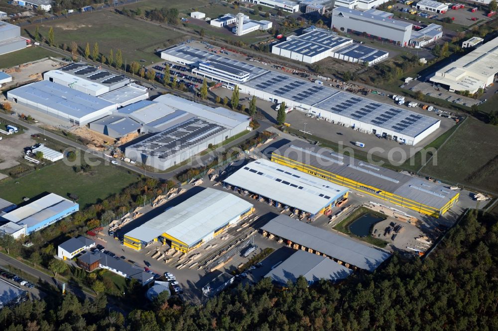 Burg from the bird's eye view: Building and production halls on the premises of Ing.-Holzbau Schnoor GmbH & Co. KG on Tuchmacherweg in Burg in the state Saxony-Anhalt, Germany