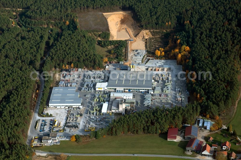 Aerial photograph Weichselstein - Building and production halls on the premises KANN GmbH Baustoffwerke / factory and with Mustergarten on Weissmarterstrasse in Weichselstein in the state Bavaria, Germany
