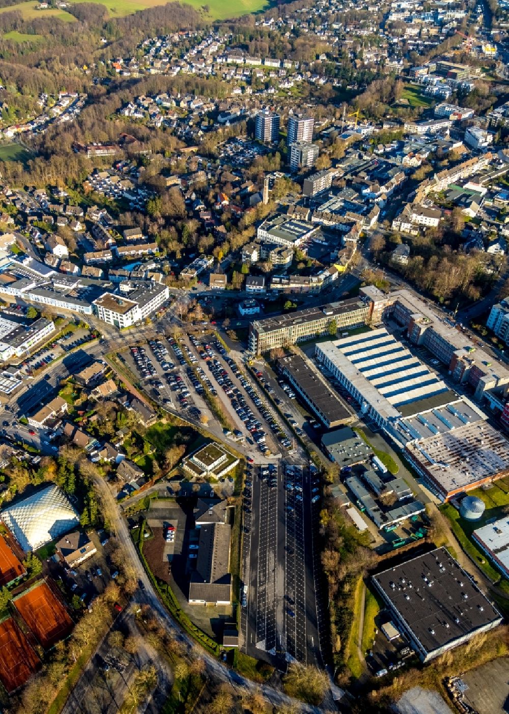 Aerial image Heiligenhaus - Building and production halls on the premises of Kiekert AG Hoeseler Platz in Heiligenhaus in the state North Rhine-Westphalia