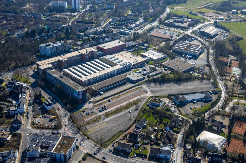 Aerial photograph Heiligenhaus - Building and production halls on the premises Kiekert AG on street Ratinger Strasse in Heiligenhaus at Ruhrgebiet in the state North Rhine-Westphalia, Germany