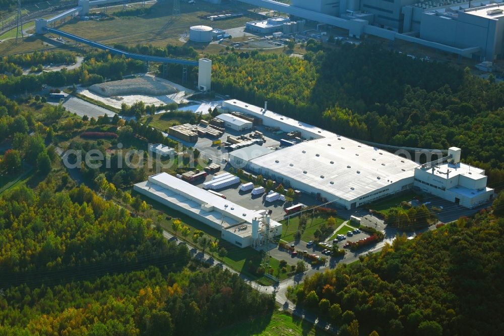 Spremberg from above - Building and production halls on the premises of Knauf Deutsche Gipswerke KG on Neudorfer Weg in the district Trattendorf in Spremberg in the state Brandenburg, Germany