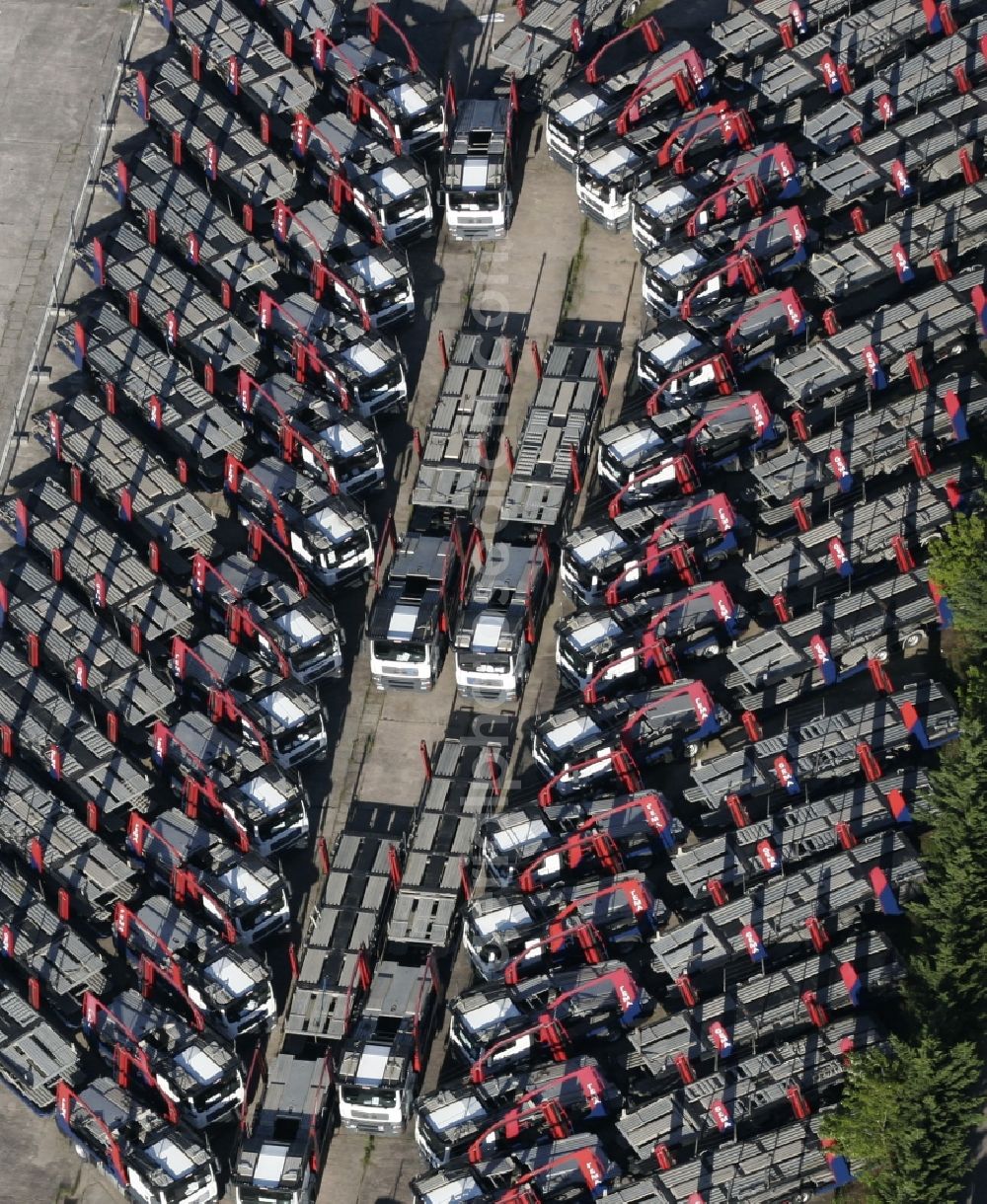 Aerial photograph Brandenburg an der Havel - Building and production halls on the premises of trucks and trailer superstructures in the district Hohenstuecken in Brandenburg an der Havel in the state Brandenburg