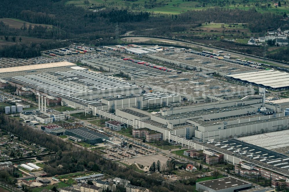 Aerial image Rastatt - Building and production halls on the premises of Mercedes Benz factory Rastatt at sun-rise in Rastatt in the state Baden-Wuerttemberg, Germany