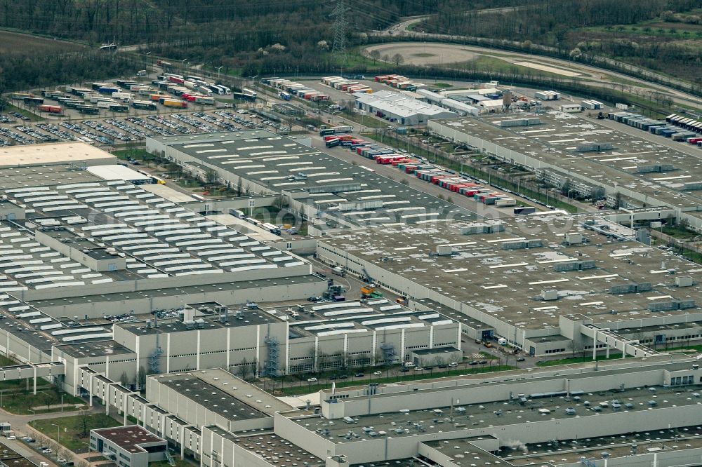 Rastatt from above - Building and production halls on the premises of Mercedes Benz factory Rastatt at sun-rise in Rastatt in the state Baden-Wuerttemberg, Germany