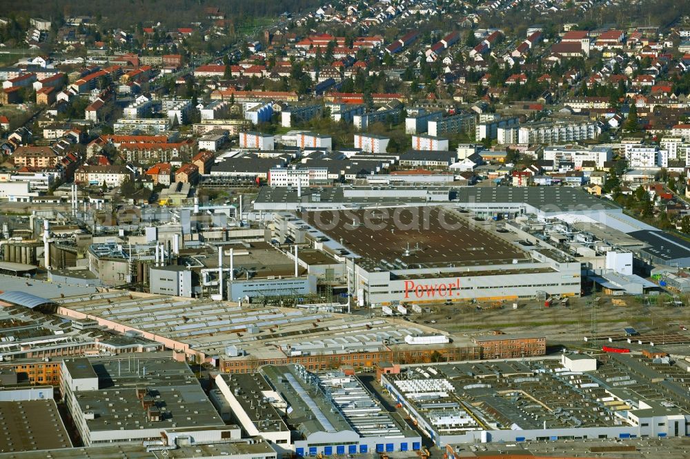Aerial image Mannheim - Building and production halls on the premises of Mercedeswerks Daimler AG on Mercedesstrasse in the district Waldhof in Mannheim in the state Baden-Wuerttemberg, Germany
