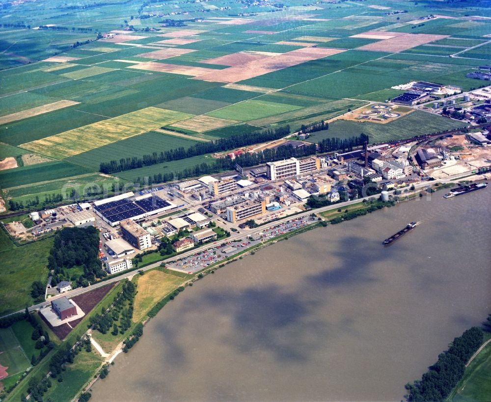 Aerial photograph Gernsheim - Building and production halls on the premises of Merck KGaA in Gernsheim in the state Hesse, Germany