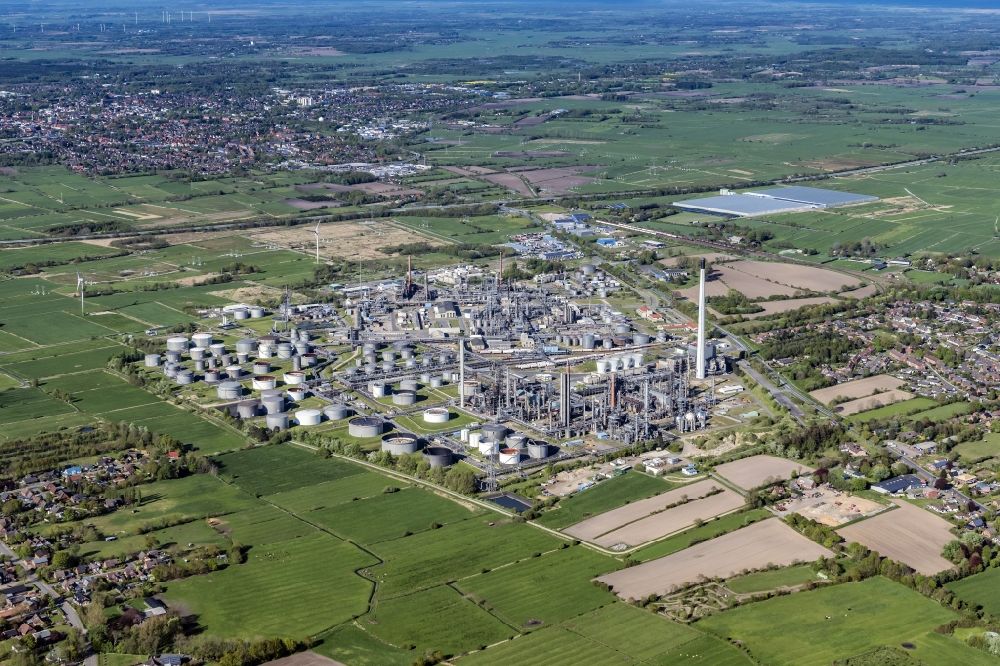 Aerial photograph Hemmingstedt - Refinery equipment and management systems on the factory premises of the mineral oil producer Heide Refinery GmbH in Hemmingstedt in Schleswig-Holstein