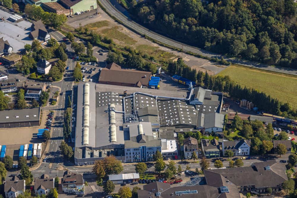 Attendorn from the bird's eye view: Building and production halls on the premises of MUHR & SOeHNE GmbH & Co.KG overlooking the St. Laurentius-Schule Attendorn on Koelner Strasse in Attendorn in the state North Rhine-Westphalia, Germany