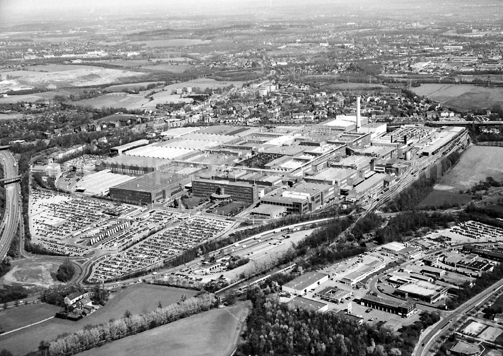 Aerial photograph Bochum - Building and production halls on the premises of Opel - AG in the district Langendreer in Bochum in the state North Rhine-Westphalia, Germany