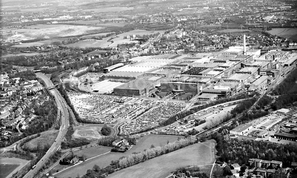 Bochum from above - Building and production halls on the premises of Opel - AG in the district Langendreer in Bochum in the state North Rhine-Westphalia, Germany