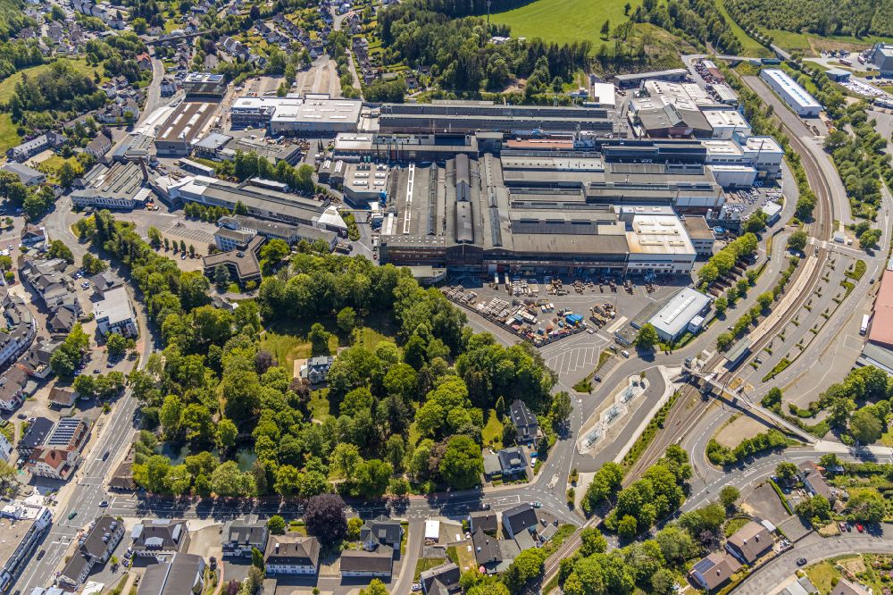 Aerial photograph Meinerzhagen - Building and production halls on the premises OTTO FUCHS Kommanditgesellschaft on Derschlager Strasse in Meinerzhagen in the state North Rhine-Westphalia, Germany