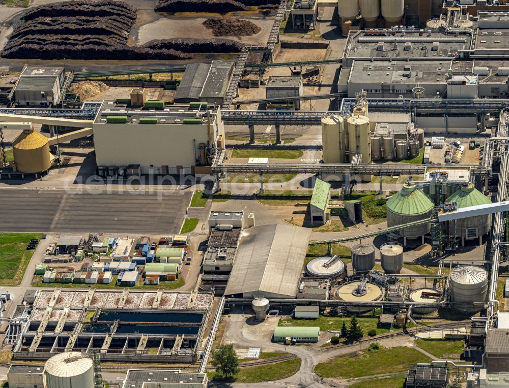 Aerial image Karlsruhe - Building and production halls on the premises of Papierfabrik Stora Enso on the Rhine river on street Mitscherlichstrasse in Karlsruhe in the state Baden-Wurttemberg, Germany