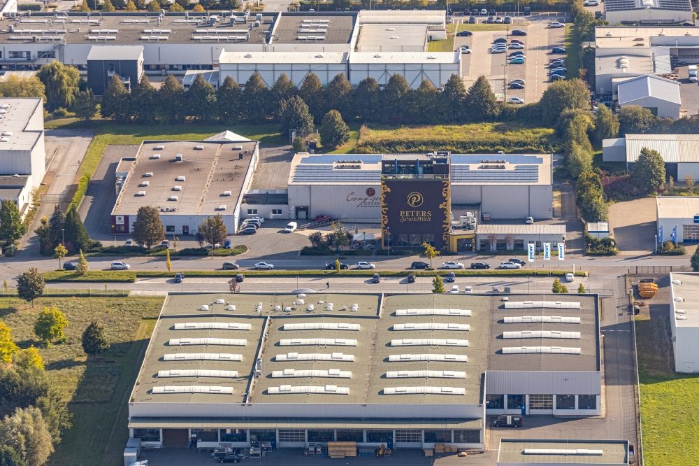 Lippstadt from above - Building and production halls on the premises of Peters GmbH an the IDEAL-Werk C.+E. Jungeblodt GmbH + Co.KG on Hansastrasse in Lippstadt in the state North Rhine-Westphalia, Germany