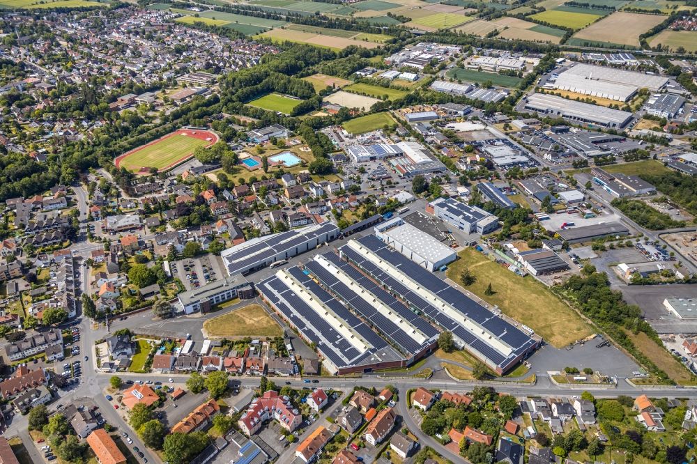 Werl from the bird's eye view: Building and production halls on the premises Standard-Metallwerke GmbH nearby residential area on Rustigestrasse in Werl in the state North Rhine-Westphalia, Germany