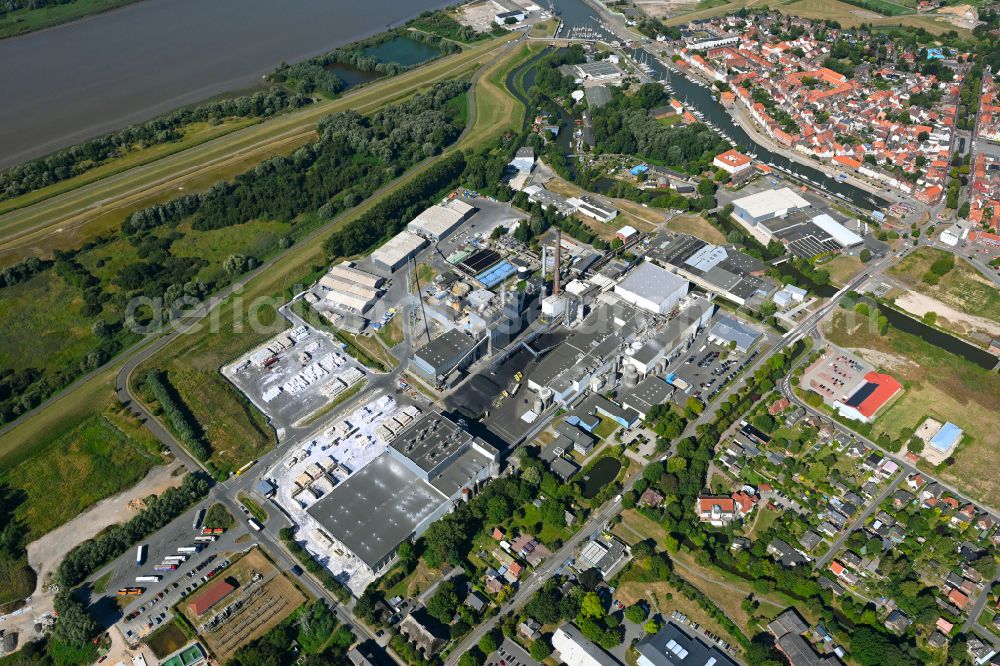 Glückstadt from above - Building and production halls on the premises of Steinbeis Papier GmbH on street Stadtstrasse in the district Am Herzhorner Rhin in Glueckstadt in the state Schleswig-Holstein, Germany
