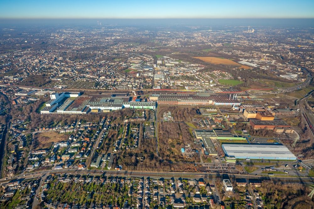 Aerial image Bochum - Building and production halls on the work area of the ThyssenKrupp Steel AG work Bochum NO in the district of Harpen in Bochum in the federal state North Rhine-Westphalia