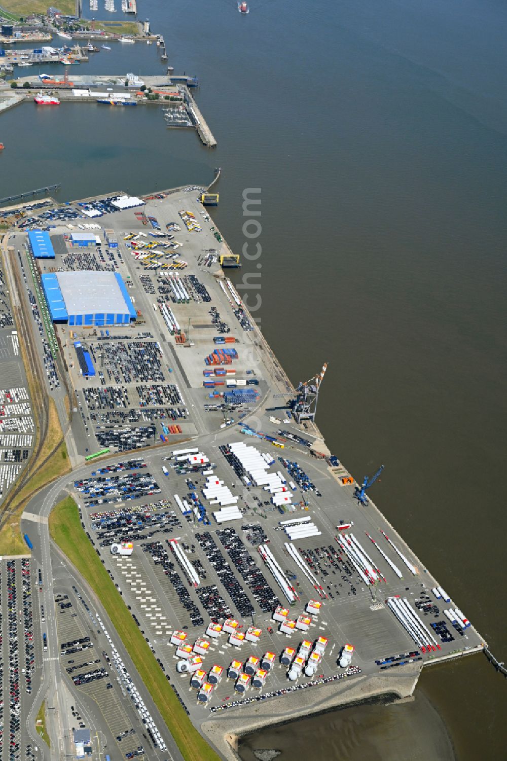 Aerial image Cuxhaven - Building and production halls on the premises of Titan Wind Energy (Germany) GmbH on street Hermann-Honnef-Strasse in Cuxhaven in the state Lower Saxony, Germany