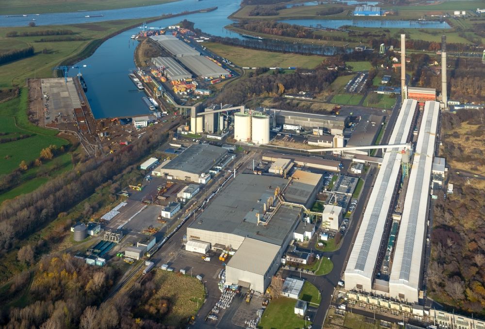 Aerial image Voerde (Niederrhein) - Building and production halls on the premises of TRIMET Aluminium SE Schleusenstrasse in the district Spellen in Voerde (Niederrhein) in the state North Rhine-Westphalia