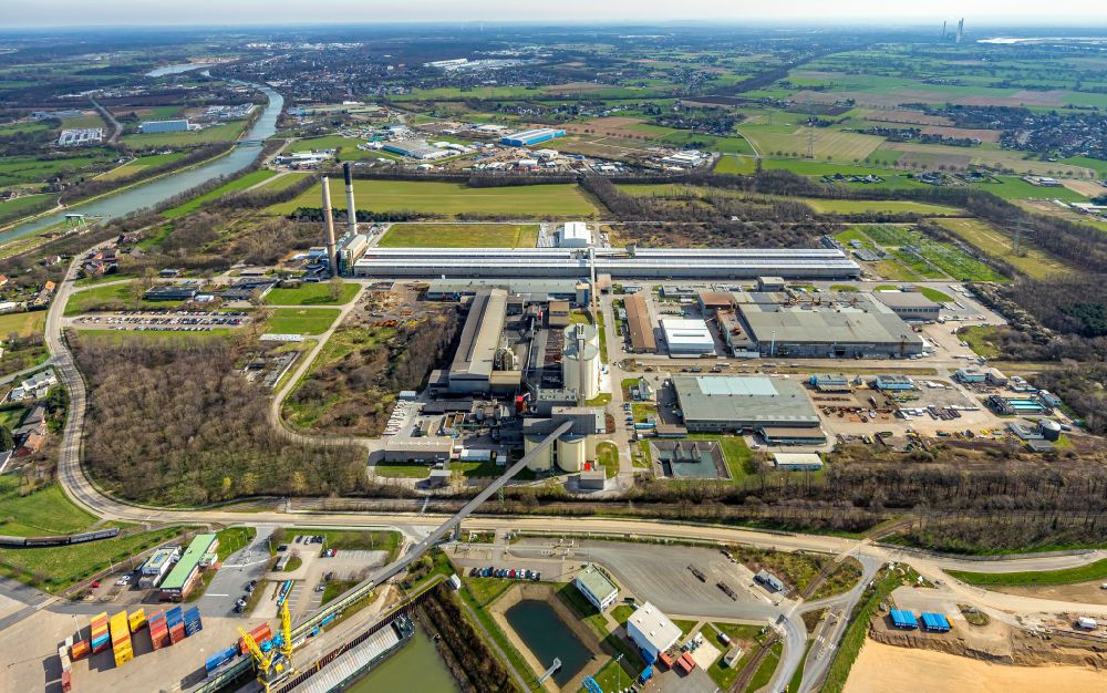 Aerial photograph Voerde (Niederrhein) - Building and production halls on the premises of TRIMET Aluminium SE Schleusenstrasse in the district Spellen in Voerde (Niederrhein) in the state North Rhine-Westphalia